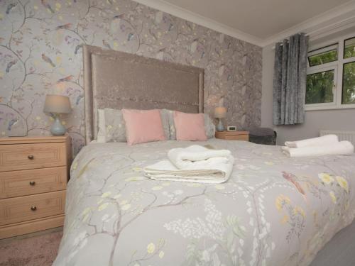 um quarto com uma cama com toalhas em 2 Bed in Bournemouth 78541 em Ferndown