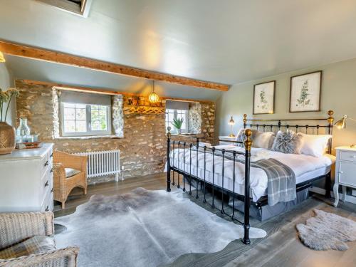 Un pat sau paturi într-o cameră la 4 Bed in Burton Bradstock DC212