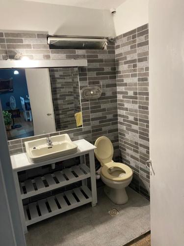 une salle de bain avec un lavabo et des toilettes dans l'établissement departamentoAA, à Villa Carlos Paz