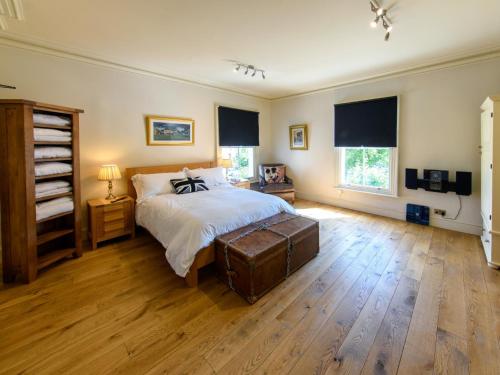 Schlafzimmer mit einem Bett und Holzboden in der Unterkunft 2 Bed in Harrogate 65305 in Harrogate