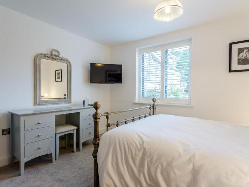 Postel nebo postele na pokoji v ubytování 1 Bed in Fowey 77956