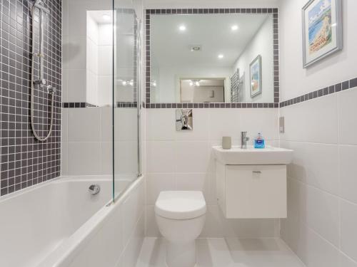 uma casa de banho branca com um WC e um chuveiro em 1 Bed in Fowey 77956 em Fowey