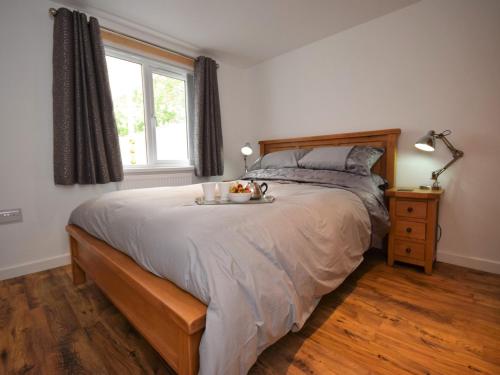 Un dormitorio con una cama con una bandeja de fruta. en 1 Bed in Bideford 74817, en Bideford