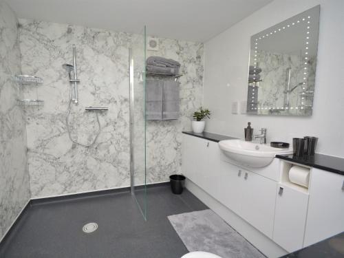a bathroom with a shower and a sink at 1 Bed in Bideford 74817 in Bideford