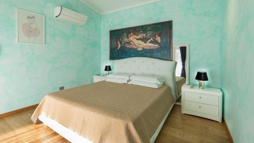 - une chambre avec un lit et une peinture murale dans l'établissement VILLA VIVI' 8, Emma Villas, à Monte San Savino