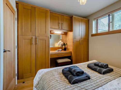 Tempat tidur dalam kamar di 1 Bed in Isle of Purbeck IC176