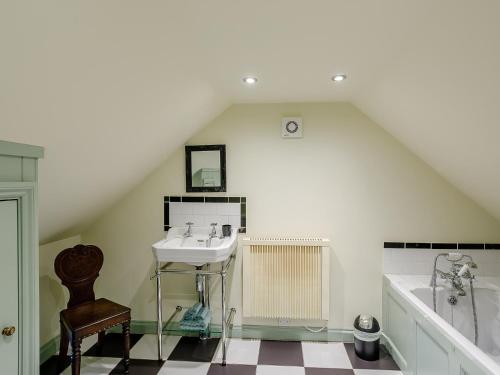 ein Badezimmer mit einem Waschbecken und einer Badewanne in der Unterkunft 1 bed property in Tansley 61938 in Tansley