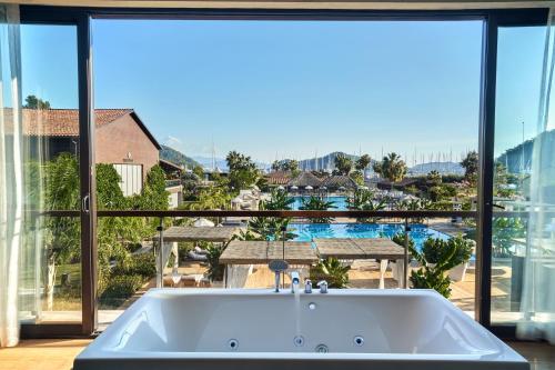 Kolam renang di atau dekat dengan Rixos Premium Göcek - Adult Only