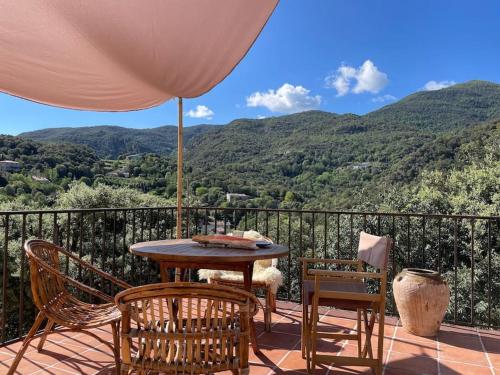une table et des chaises sur un balcon avec vue dans l'établissement Cozy Catalan Cottage, à Reynès