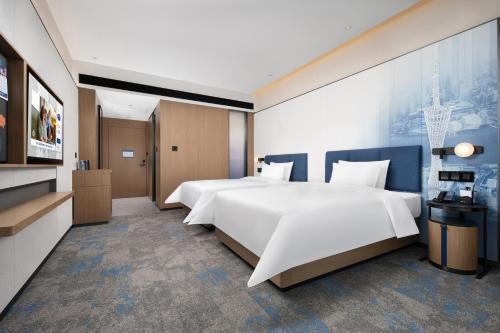 Hampton by Hilton Guangzhou Renhe Baiyun Airport-Free Shuttle Bus During The Canton Fairにあるベッド