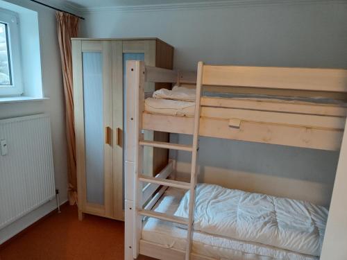 מיטה או מיטות קומותיים בחדר ב-Ferienwohnung Winter