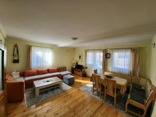 een woonkamer met een bank en een tafel bij Apartments center Zorić in Žabljak