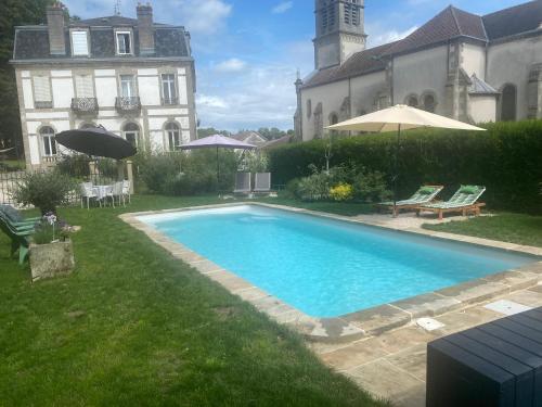 einen Pool im Hof eines Hauses in der Unterkunft LE CHATEAU DE MONTHUREUX LE SEC in Monthureux-le-Sec