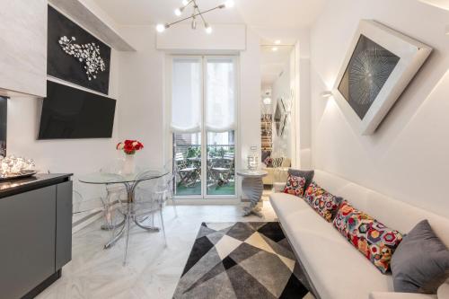 un soggiorno con divano e tavolo di Falcone, 5 - Downtown apartment a Milano