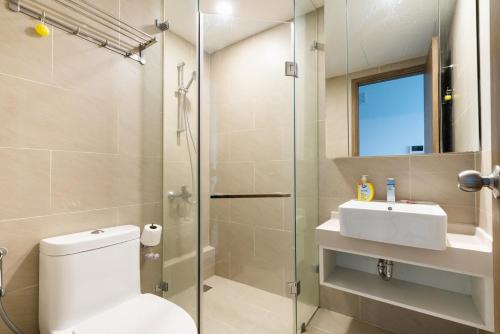 ein Bad mit einer Dusche, einem WC und einem Waschbecken in der Unterkunft River panorama 2Bedroom,26th floor, District 7 in Ho-Chi-Minh-Stadt