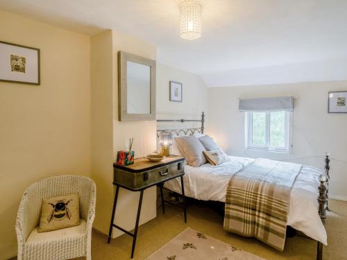 una camera con letto, scrivania e sedia di 2 bed property in Exeter 79431 a Sandford