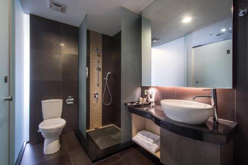 e bagno con servizi igienici, lavandino e doccia. di Shianghu Boutique Hotel a Città di Chiayi