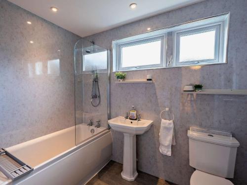 W łazience znajduje się umywalka, prysznic i toaleta. w obiekcie 2 Bed in Bude 80589 w mieście Poughill