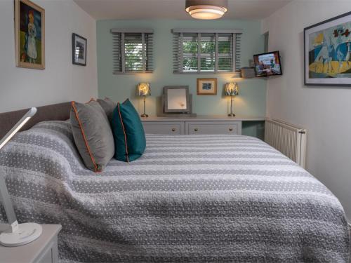 Un pat sau paturi într-o cameră la 2 Bed in Brecon Town BN140