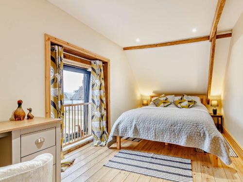 1 dormitorio con cama y ventana en 2 bed in Yeovil 82694 en West Coker