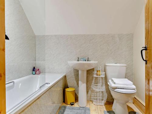 Baño blanco con lavabo y aseo en 2 bed in Yeovil 82694 en West Coker