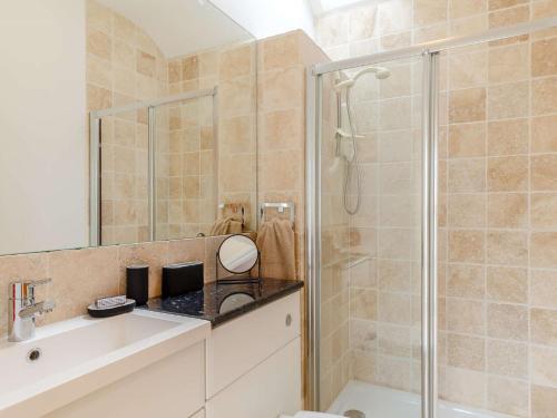 W łazience znajduje się prysznic, umywalka i toaleta. w obiekcie 1 Bed in Falmouth 85826 w mieście Gwennap