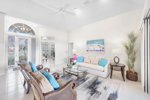 Fotografie z fotogalerie ubytování Elegantly decorated waterfront home with pool and spa v destinaci Marco Island