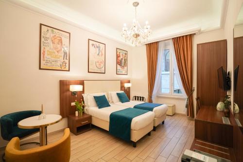 una camera d'albergo con letto e tavolo di Archi di Roma Guest House a Roma