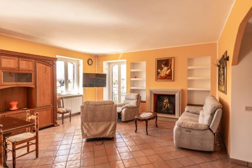 een woonkamer met stoelen en een open haard bij La Mery Giò House - Fasano in Fasano