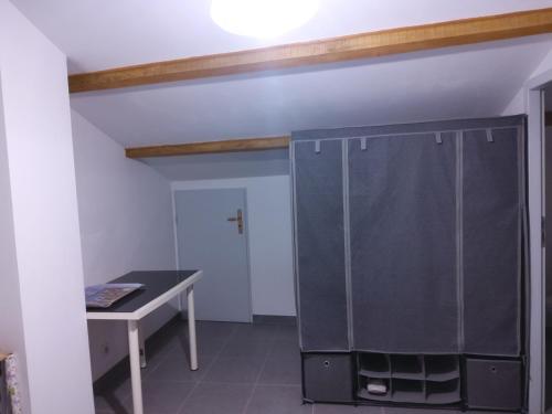 Cette chambre dispose d'un bureau, d'une table et d'une table. dans l'établissement CABY, à Préguillac