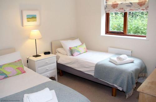sypialnia z 2 łóżkami i oknem w obiekcie Pleasure Row w mieście Alton