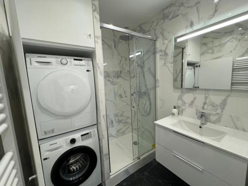 Koupelna v ubytování Deauville Riviera - Jardin face à la Plage, Proximité & Luxe Inégalé