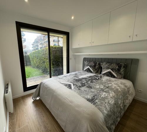 Postel nebo postele na pokoji v ubytování Deauville Riviera - Jardin face à la Plage, Proximité & Luxe Inégalé