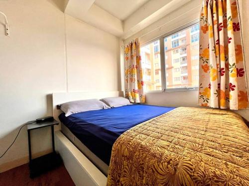 ein kleines Schlafzimmer mit einem Bett und einem Fenster in der Unterkunft EarlyHome@Pakubuwono Terrace APT in Jakarta