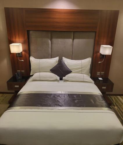 Postel nebo postele na pokoji v ubytování Msharef Almoden Serviced Apartment