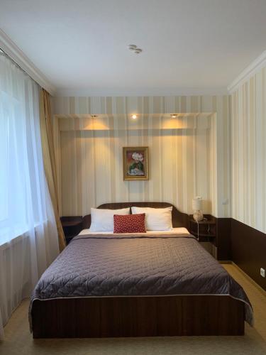 - une chambre avec un grand lit et 2 oreillers dans l'établissement Візит, à Bila Tserkva