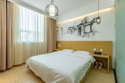 Letto o letti in una camera di Happy Dragon Alley Hotel-In the city center close to the subway&free coffe laundry Fluent English speaking,Tourist attractions ticket service&food recommendation,Near Tian Anmen Forbiddencity,Near Lama temple,Easy access to the airport