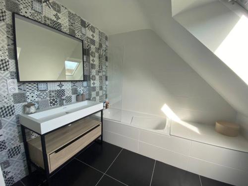 un baño con lavabo y espejo en Maison Ty Rhuys avec piscine, en Saint-Gildas-de-Rhuys