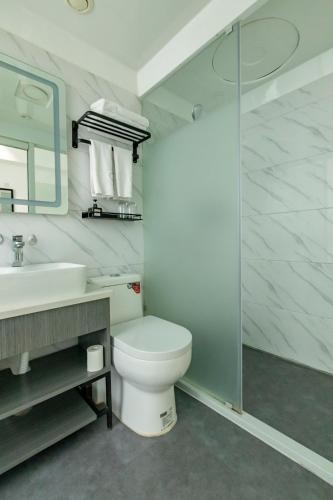 Bagno di Happy Dragon Alley Hotel-In the city center close to the subway&free coffe laundry Fluent English speaking,Tourist attractions ticket service&food recommendation,Near Tian Anmen Forbiddencity,Near Lama temple,Easy access to the airport