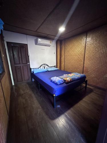 a bedroom with a blue bed in a room at Benny's House in Pai