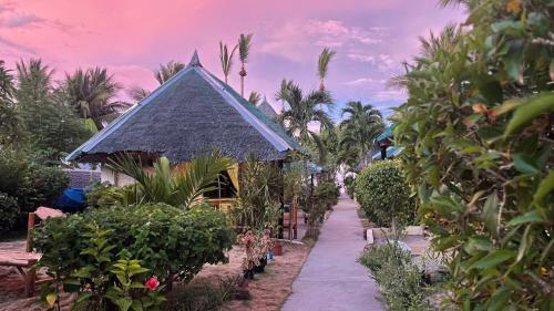 un chemin devant une maison avec des plantes dans l'établissement Victory Seaside Home, à Île Bantayan