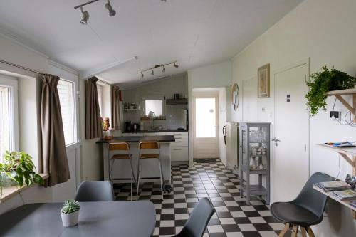 una cocina con suelo a cuadros en blanco y negro en Op d'n Stolberg, en Weert