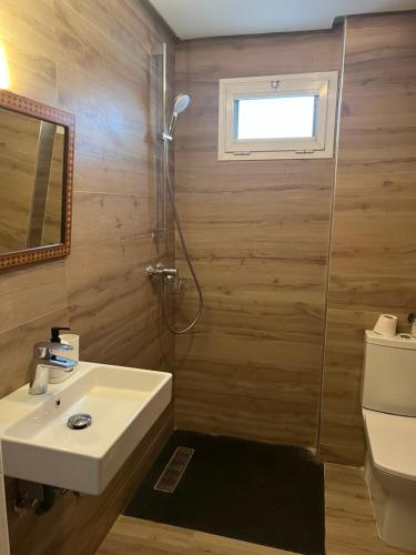 a bathroom with a sink and a shower at Appartement 2 chambres salon in Casablanca