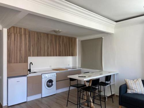 a kitchen with a washer and dryer in a room at Appartement 2 chambres salon in Casablanca