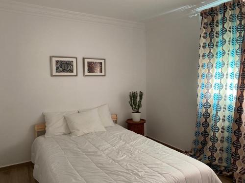 a bedroom with a bed and a window at Appartement 2 chambres salon in Casablanca