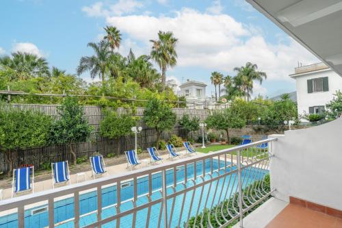 uma vista para a piscina a partir da varanda de um resort em Hotel Eliseo Park's em Sant'Agnello