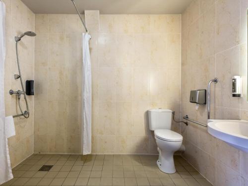een badkamer met een toilet en een wastafel bij B&B HOTEL Brest Port du Moulin Blanc in Brest