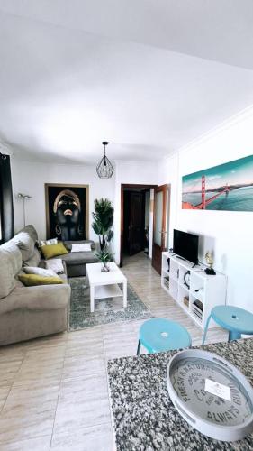 uma sala de estar com um sofá e uma mesa em Apartamento Cruces em El Puerto de Santa Maria
