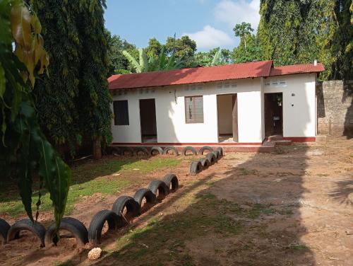 una casa con una fila de neumáticos delante de ella en Ngoziskin properties limited, en Syokimau