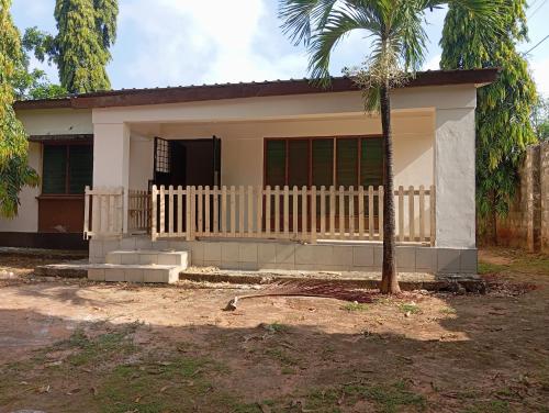 una pequeña casa con una palmera delante de ella en Ngoziskin properties limited, en Syokimau